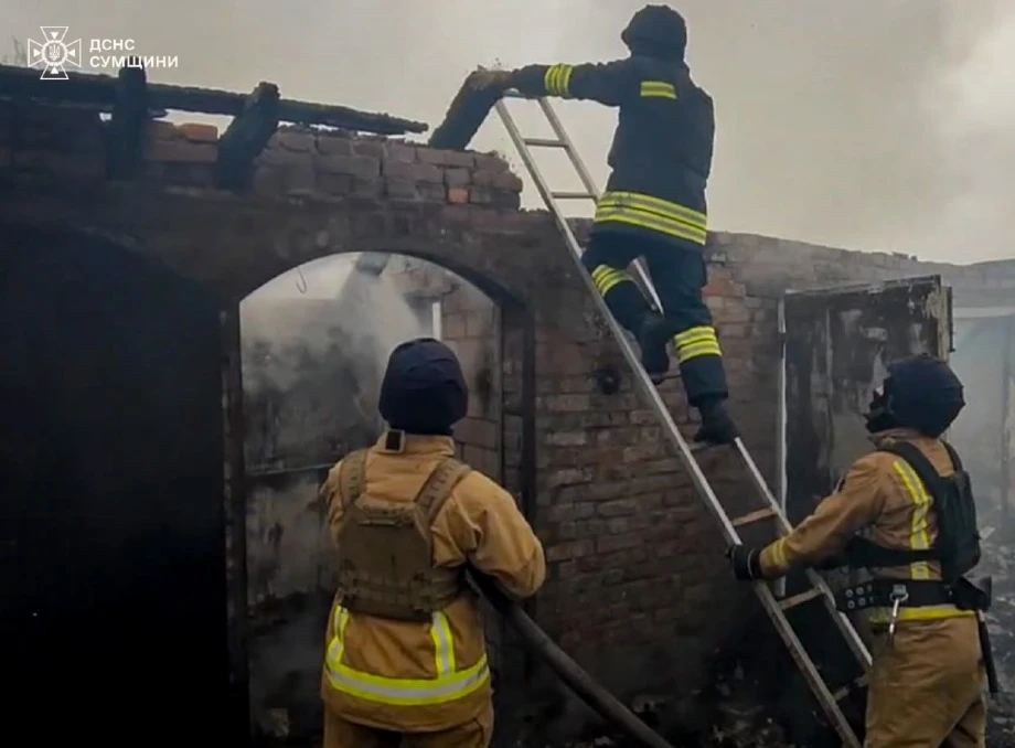 У Білопіллі рятувальники загасили пожежу, спричинену ворожим обстрілом