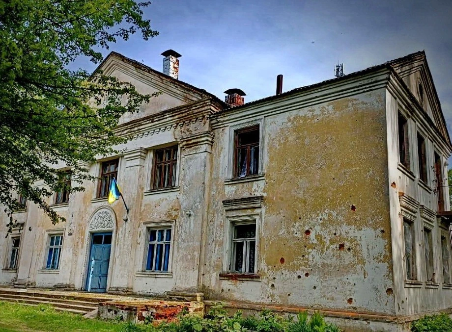 Російські окупанти обстріляли Сумщину: пошкоджений будинок культури